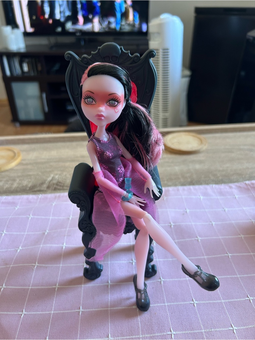 Monster high, Draculaura doll- haunted 2015 with Chair